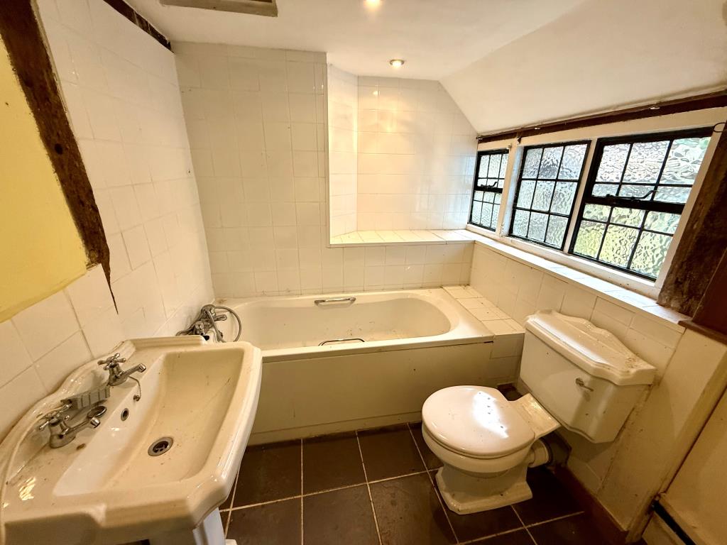 Lot: 20 - ATTACHED PERIOD COTTAGE WITH PLANNING - Bathroom with W.C.